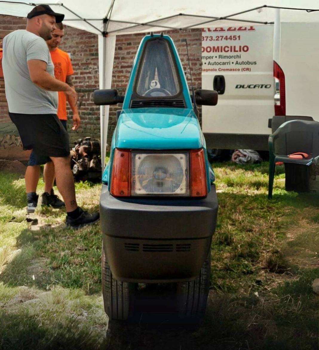 Karikatürden fırlamış gibi! 50 santimetrelik araçla park sorunu tarihe karışır 2